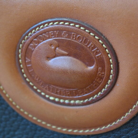 Vintage DOONEY & BOURKE Dark Blue Tan Leather Classic Zip Top Shoulder Bag - Picture 9 of 13